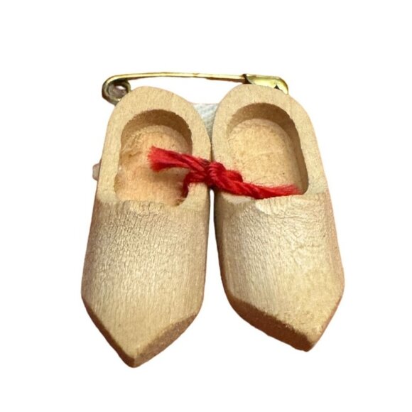 Miniature Wooden Clogs Pin Dutch Souvenir Handcrafted Vintage Collectible Brooch - Picture 1 of 6